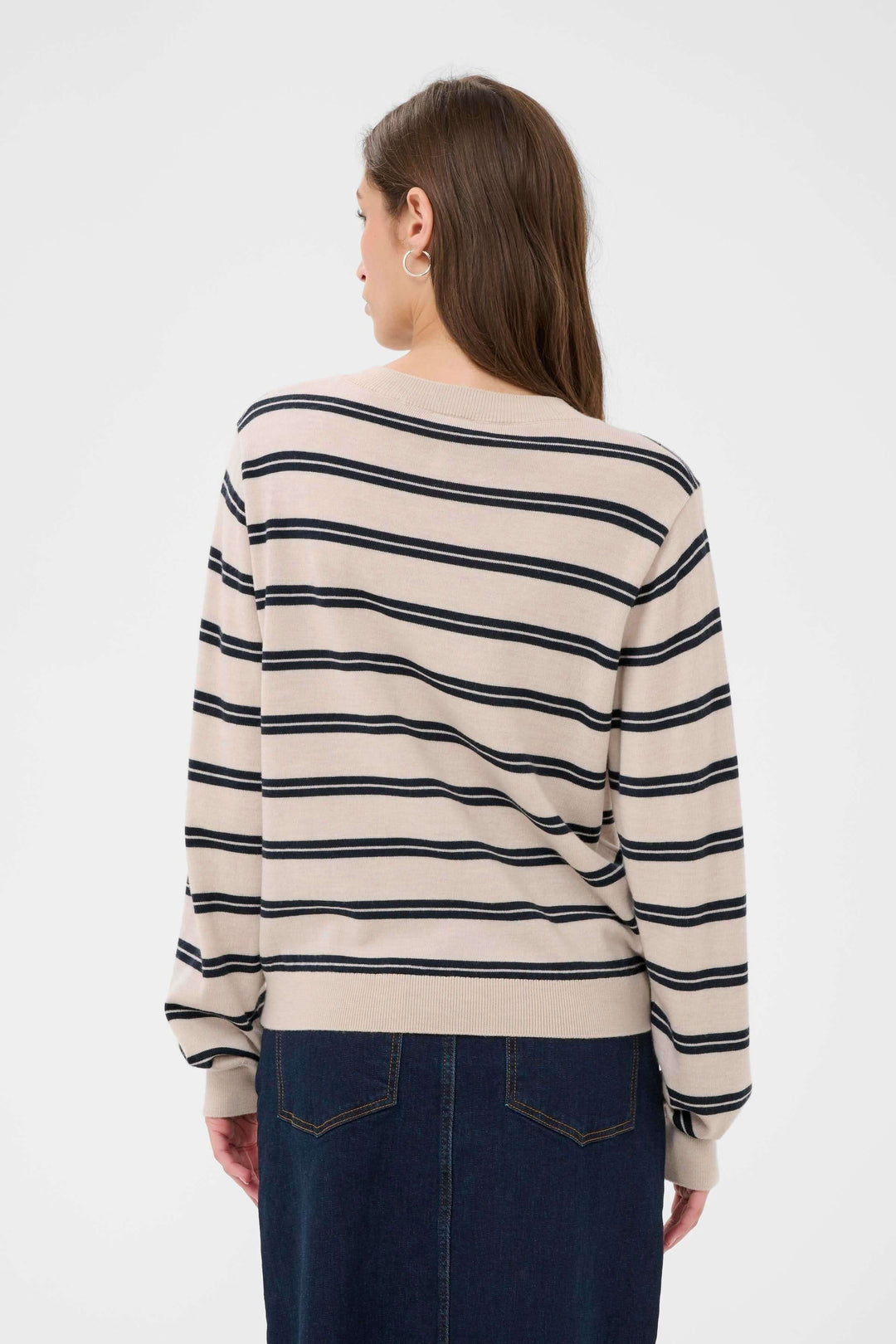 Chandail Yona à rayures, style intemporel avec coupe droite et tricot doux, vue de dos, parfait pour tenues décontractées ou soignées.