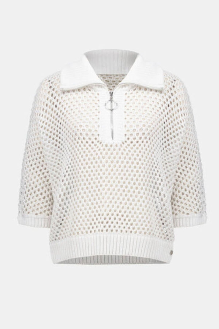 Chandail ajouré à col zippé avec mailles ouvertes et manches trois-quarts, idéal pour superposer avec style moderne et léger.