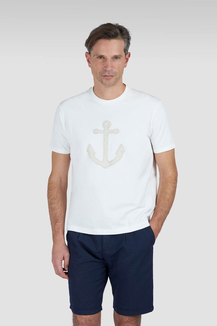 Homme portant un chandail blanc à manches courtes avec ancre en relief ton sur ton pour un look nautique.