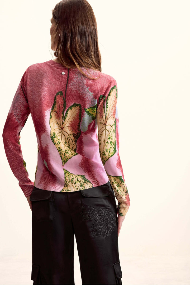Femme portant un chandail avec motif graphique végétal, vue arrière, manches longues, coupe ajustée, style artistique.