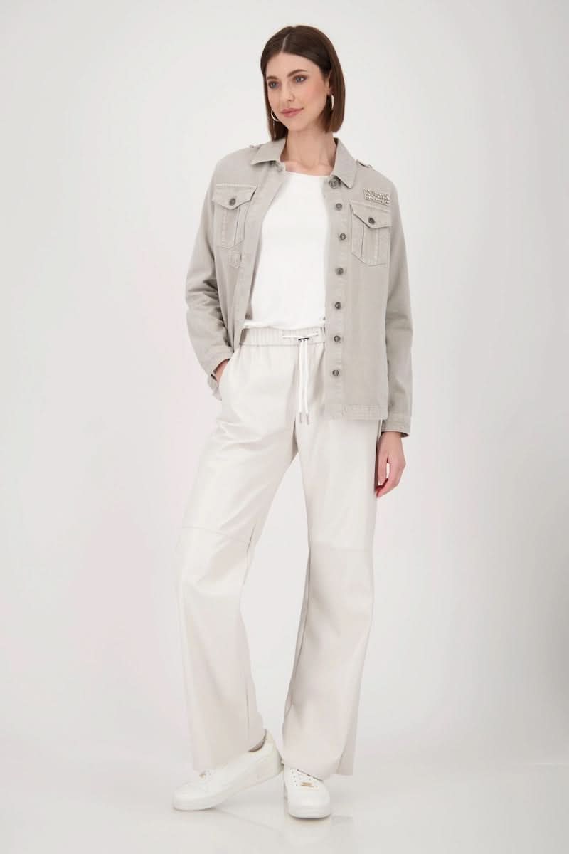 Modèle portant chandail basique à manches longues avec col rond classique, parfait pour un look confortable et élégant.