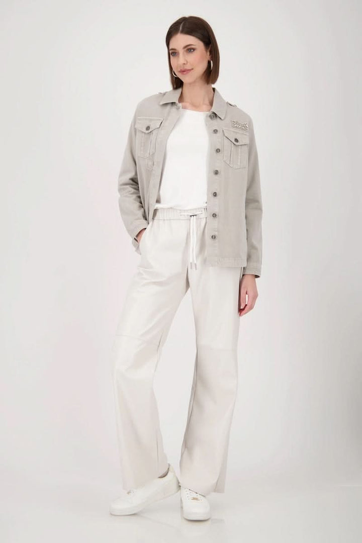 Modèle portant chandail basique à manches longues avec col rond classique, parfait pour un look confortable et élégant.