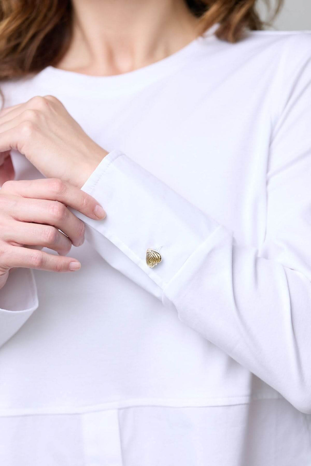 Chandail à boutons décoratifs avec manches longues et boutons dorés, élégant et confortable pour un look chic décontracté.