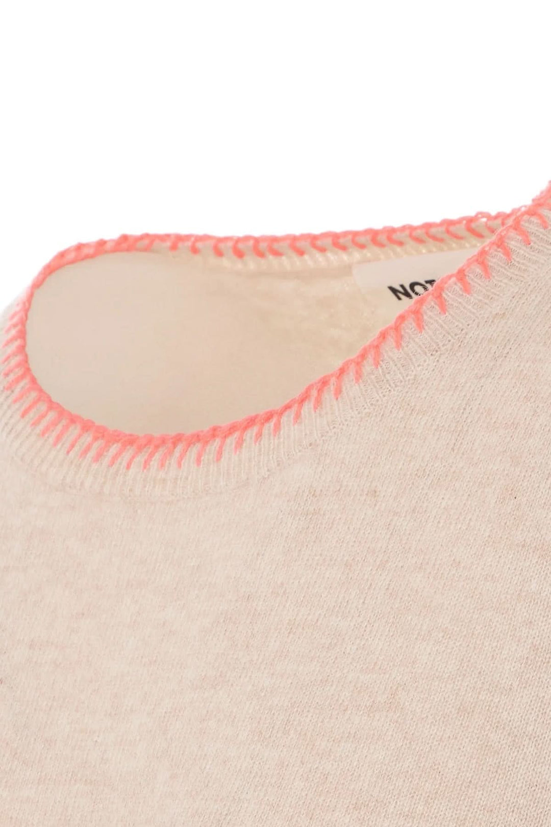 Détail encolure Chandail brodé Charlie avec finitions contrastantes et maille douce. Confort décontracté pour usage quotidien.