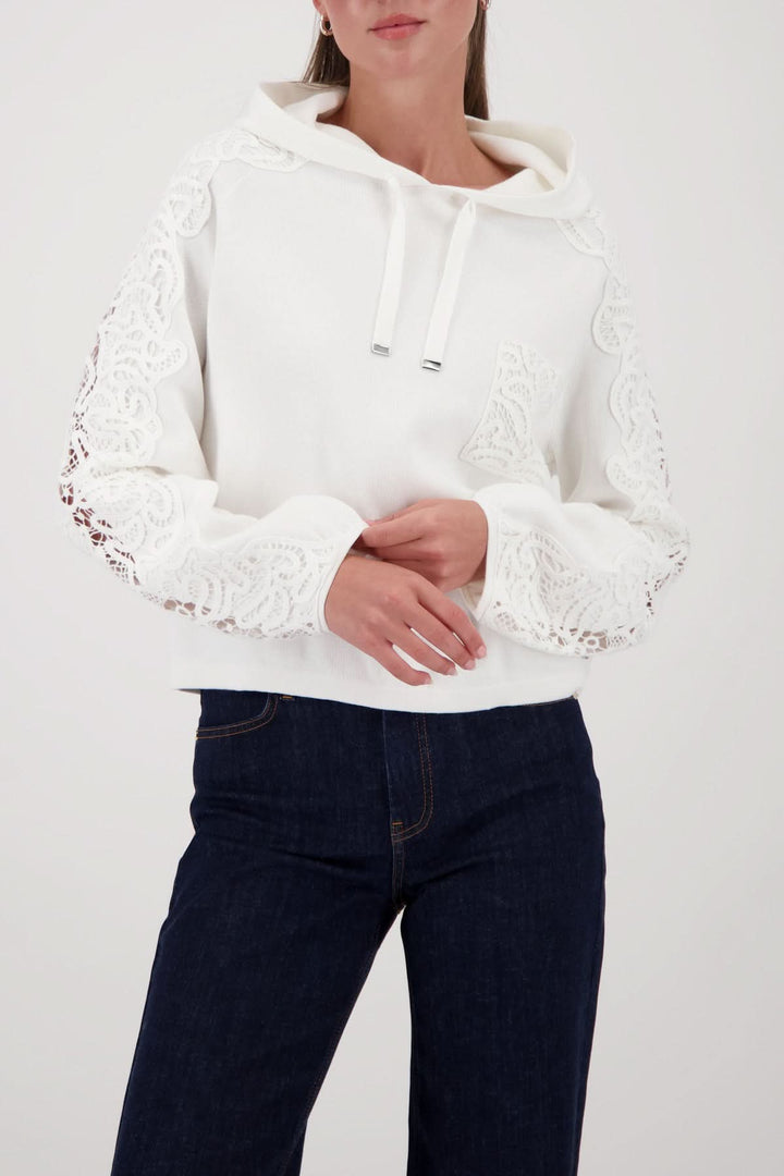 Chandail à capuchon avec broderies décoratives, féminin et sophistiqué, parfait pour un look élégant et confortable.