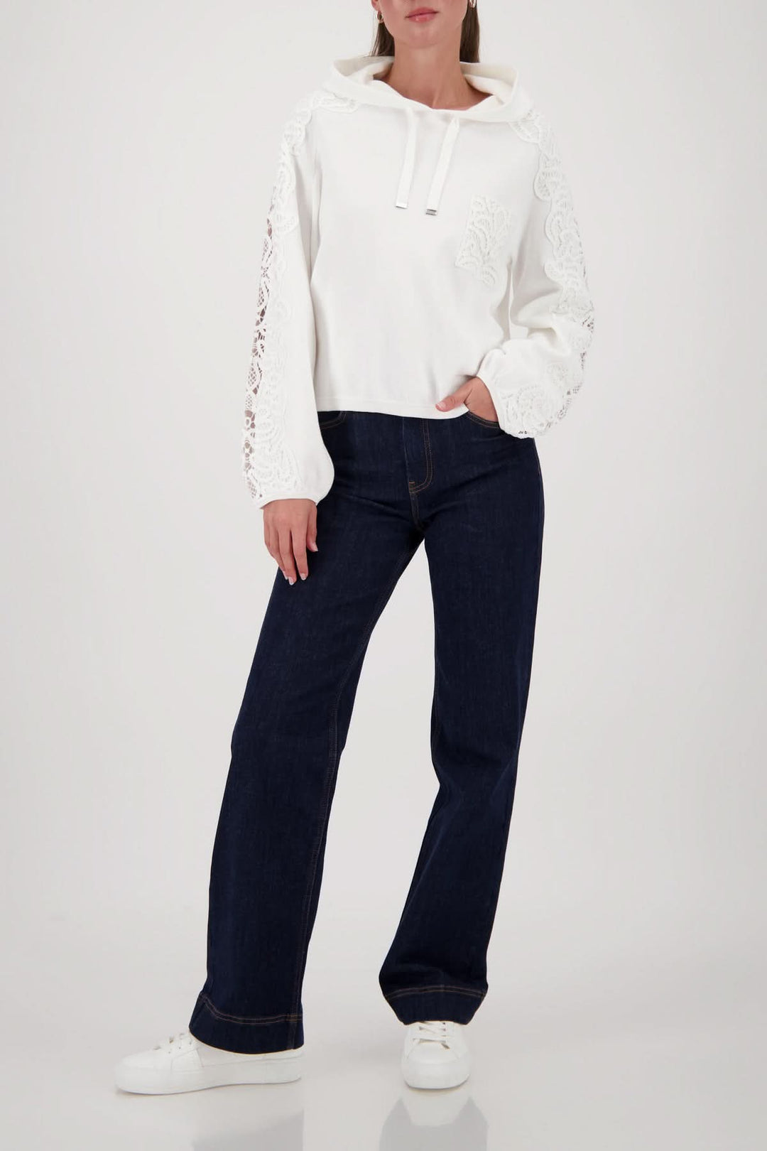 Chandail à capuchon avec broderies décoratives, coupe moderne et finitions soignées, pour un style féminin et sophistiqué.