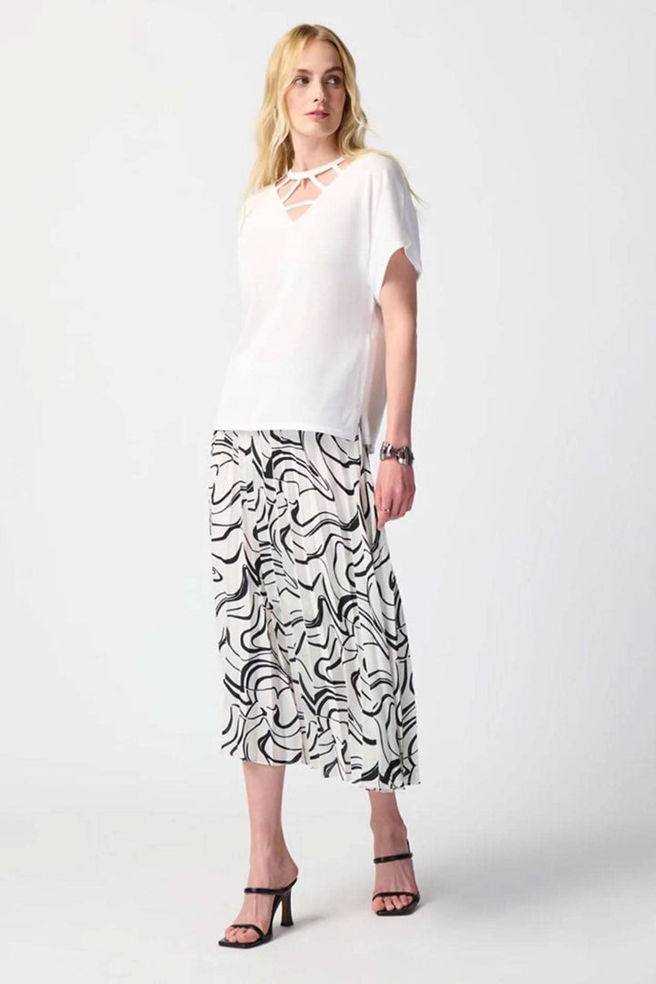 Chandail col en V à manches courtes, avec pantalon à motif ondulé, look élégant et décontracté.