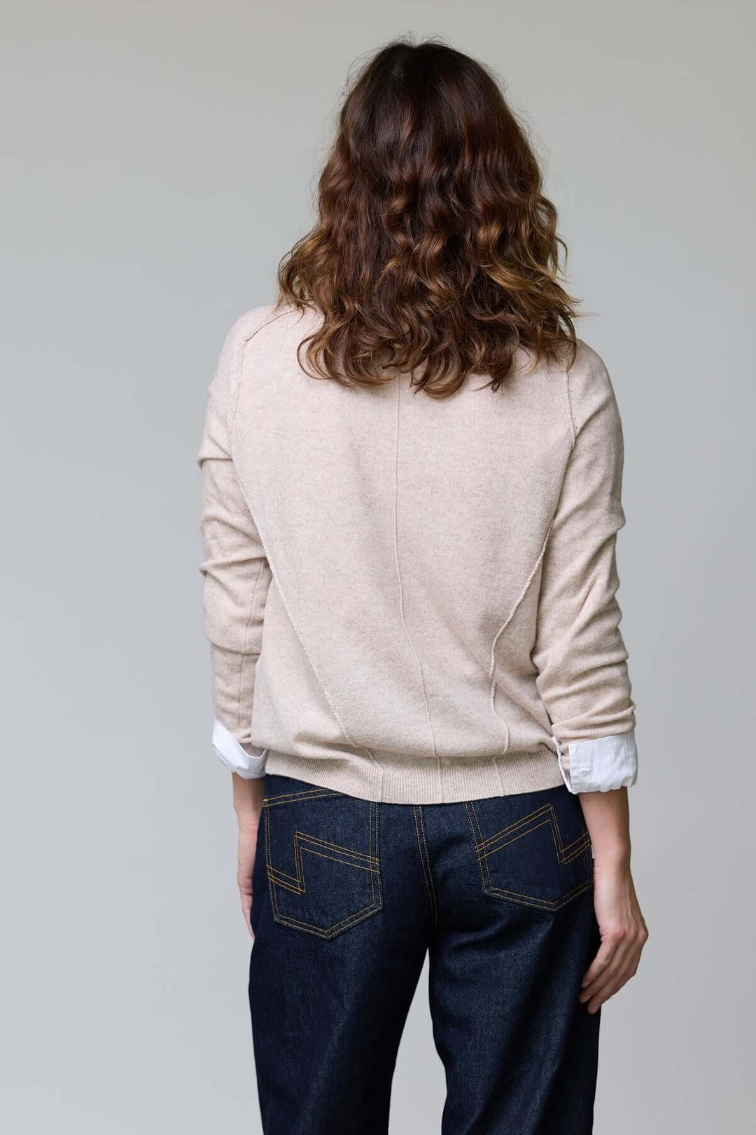 Vue arrière du Chandail col en V classique en maille douce, porté avec un jean.