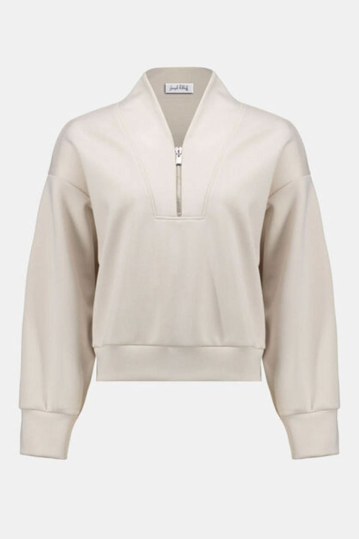 Chandail à col montant moderne avec demi-zip, manches longues, et finition minimaliste pour un style polyvalent et confortable.
