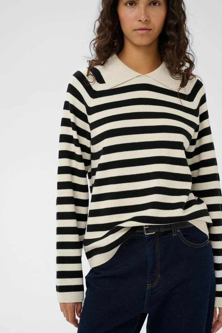 Chandail rayé à col polo Madie pour un style moderne décontracté avec rayures horizontales et coupe droite élégante.