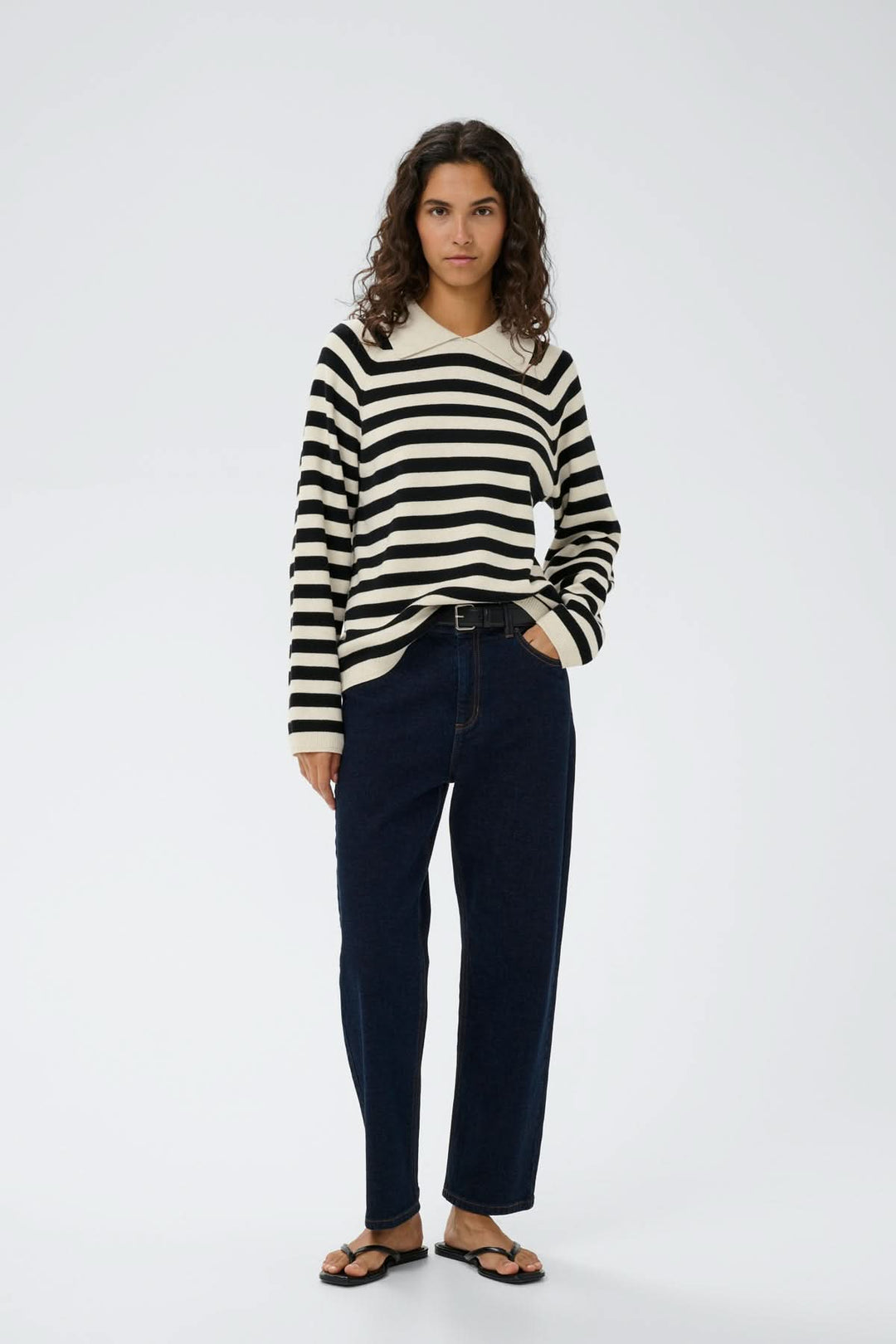 Femme portant un Chandail rayé à col polo Madie avec manches longues et coupe droite, motif à rayures, décontracté et moderne.