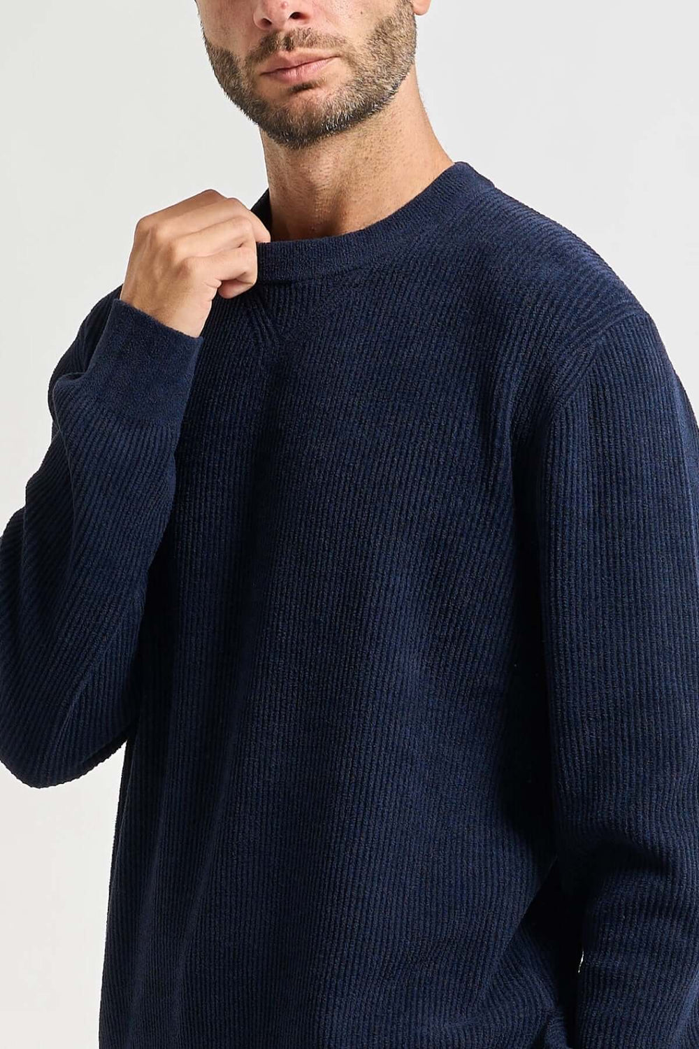 Homme portant Chandail à col rond côtelé effet velours P-Horso en bleu navy, texture raffinée, coupe régulière moderne et polyvalente.