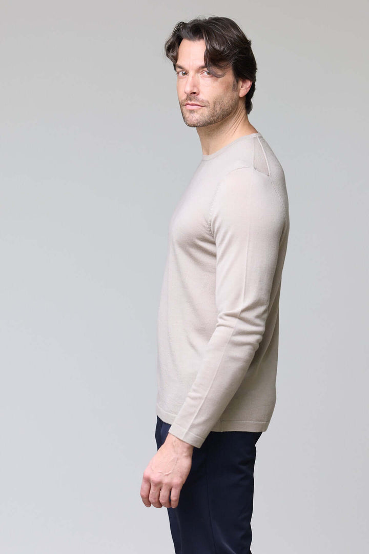 Homme portant un chandail col rond en tricot fin beige élégant et confortable