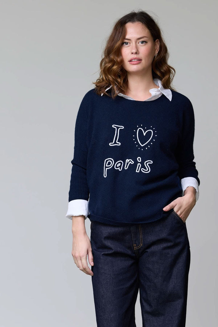 Femme portant un chandail à col rond à message brodé "I ♥ Paris"