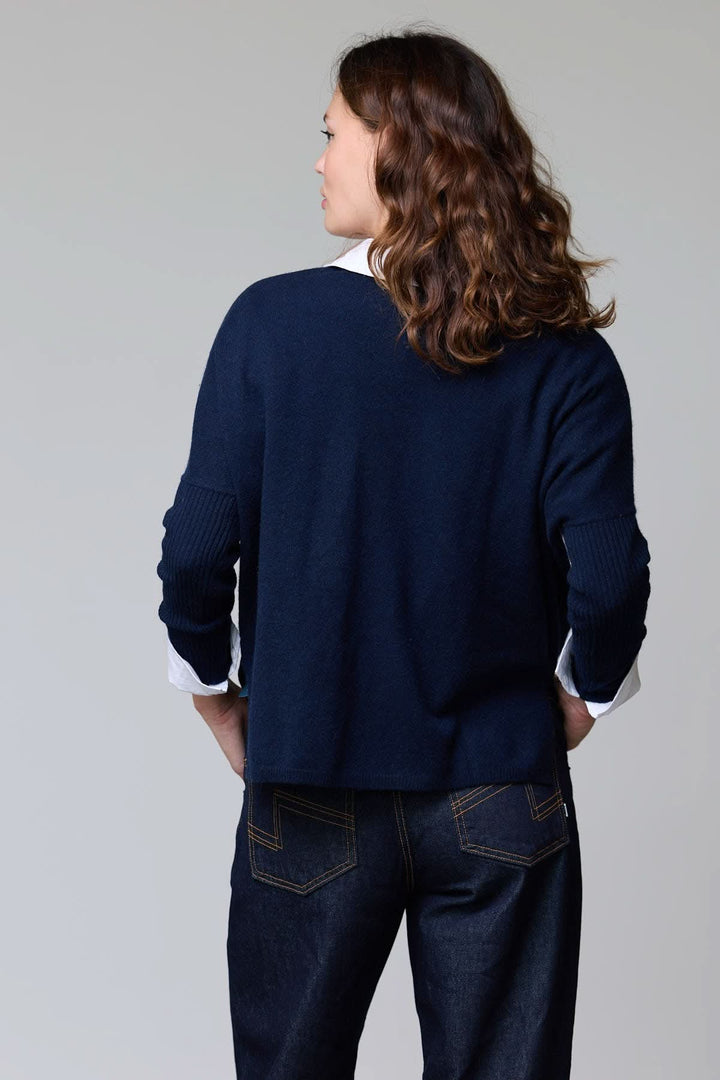 Dame portant chandail à col rond à message brodé "I ♥ Paris", vue arrière, coupe droite et décontractée.