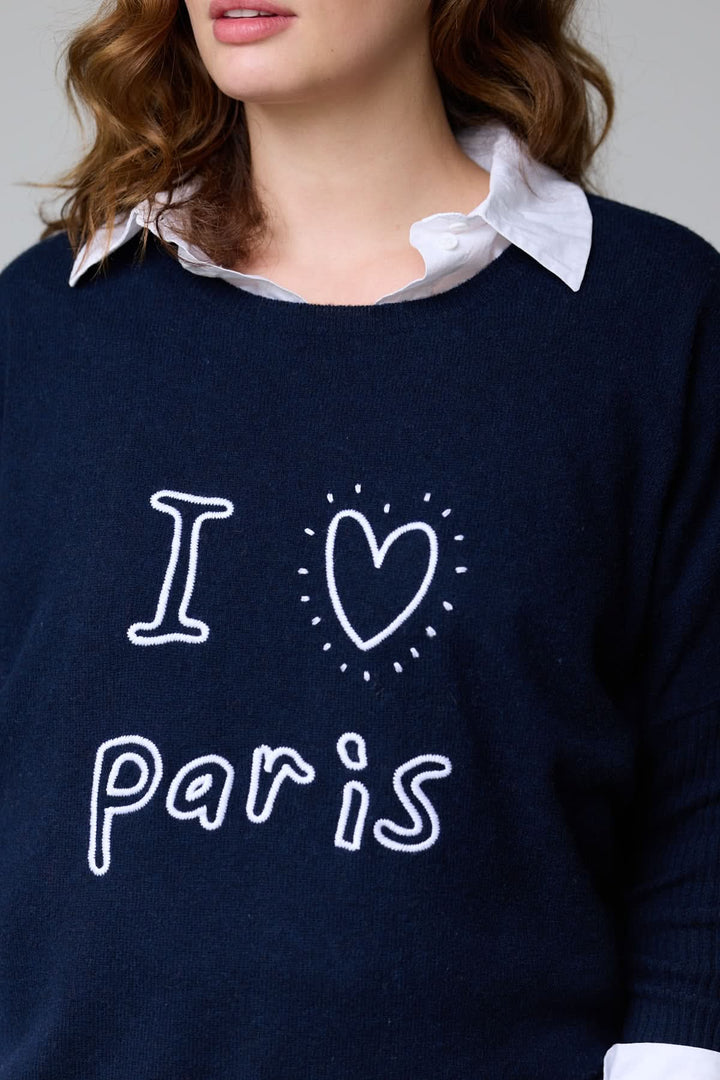 Chandail à col rond à message brodé "I ♥ Paris" sur une maille moelleuse, doté de finitions côtelées pour un style urbain et confortable.