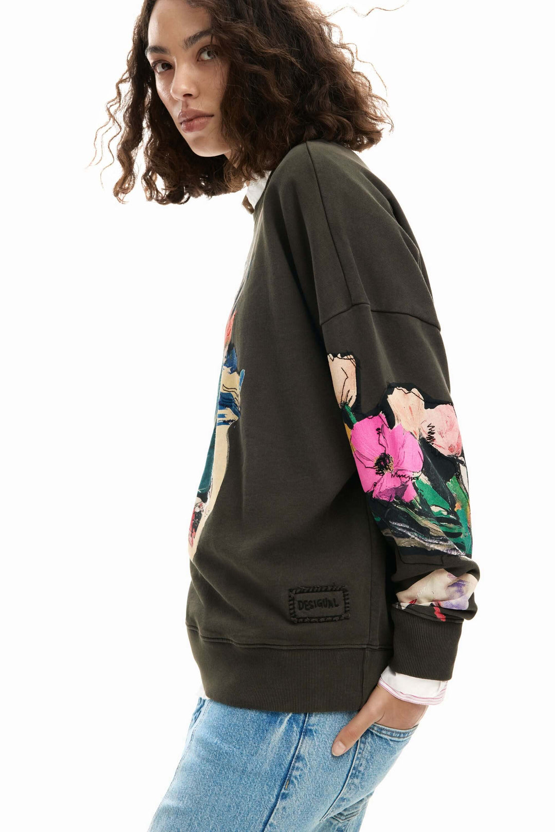 Chandail collage dessin avec motif artistique, coupe décontractée, manches longues, parfait pour un style casual et créatif.