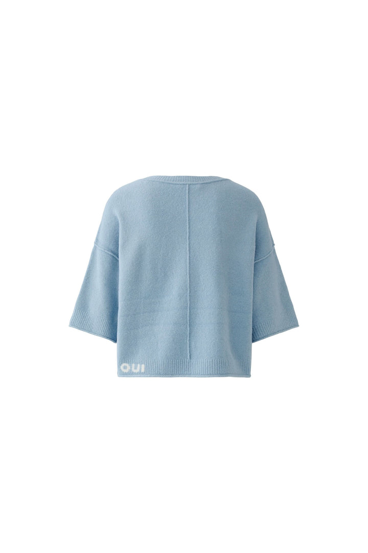 Chandail court en maille douce à manches larges en bleu ciel, silhouette moderne et épurée, idéal pour une tenue décontractée chic.