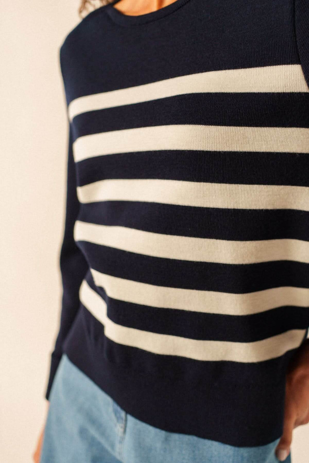 Chandail de tricot MARSEILLAN à rayures horizontales bleu marine et blanches, manches longues, coupe droite, tissu doux et confortable.