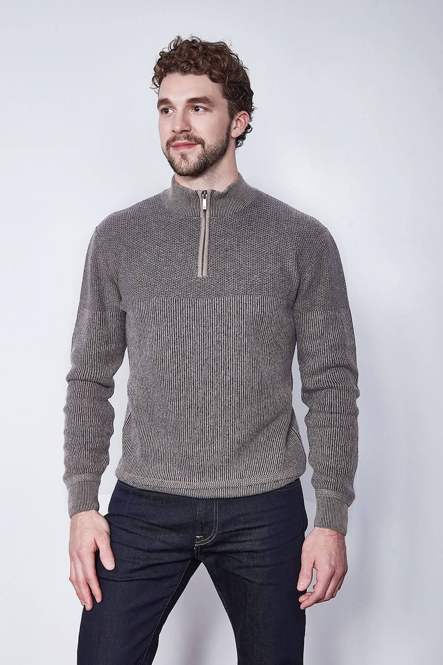 Homme portant un chandail à demi-glissière texturé gris, élégant et chaud, idéal pour un style décontracté et moderne.