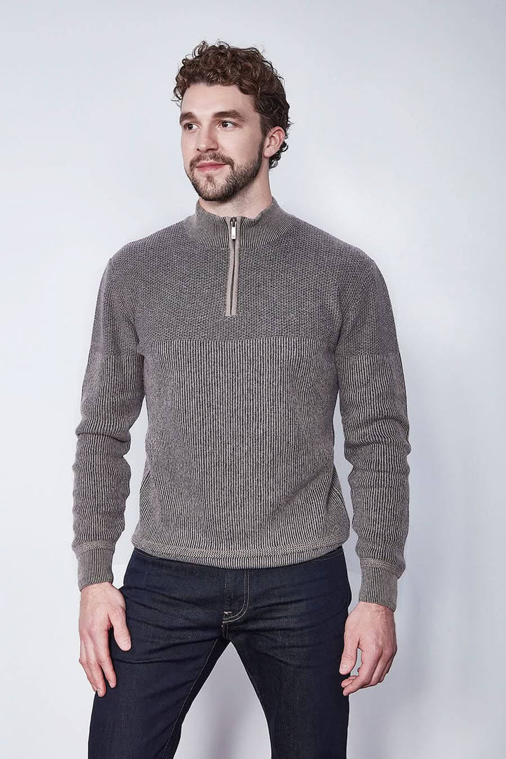 Homme portant un chandail à demi-glissière texturé gris, élégant et chaud, idéal pour un style décontracté et moderne.