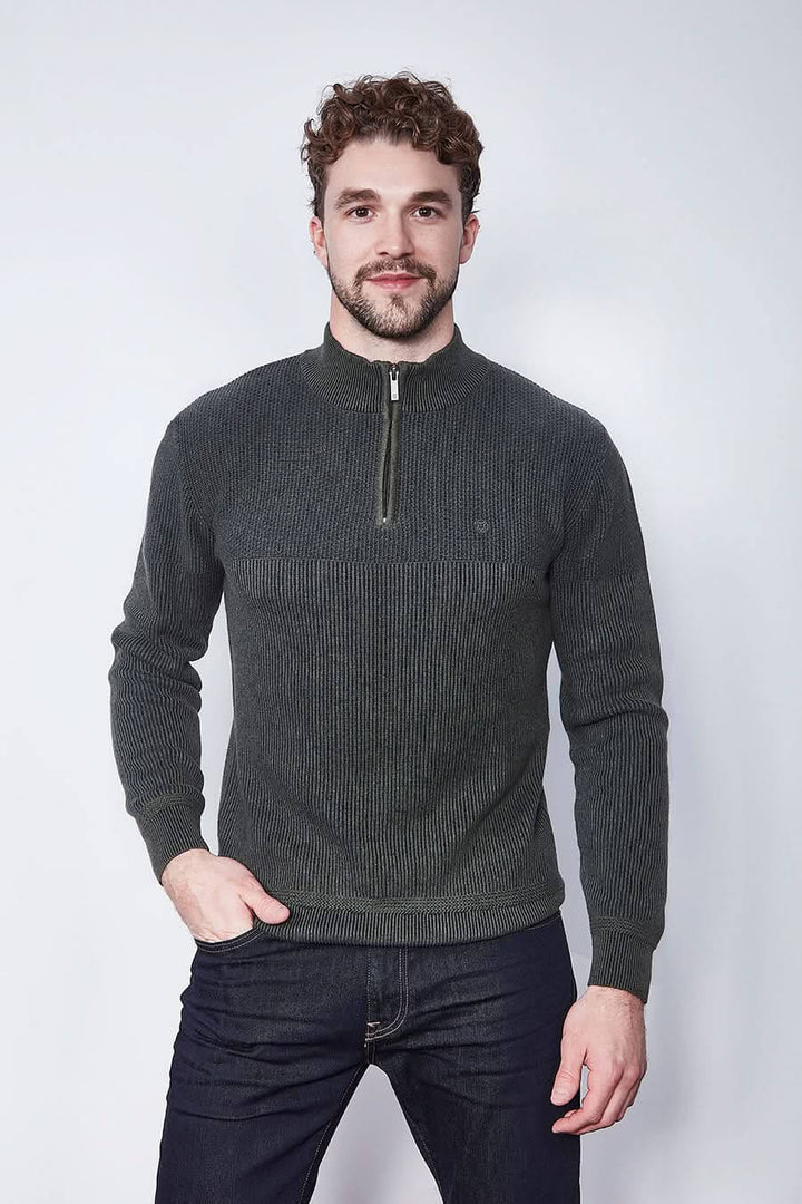 Homme portant un chandail à demi-glissière texturé avec col montant et maille en relief, idéal pour un style intemporel et moderne.