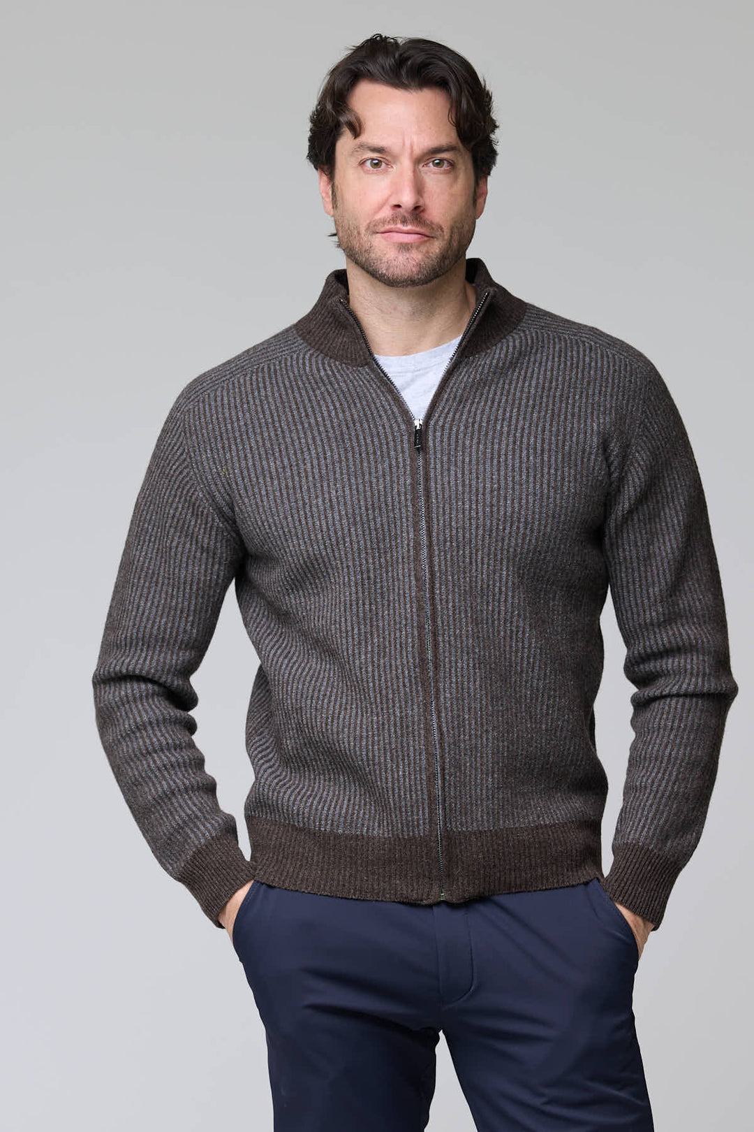 Homme portant un Chandail à demi-glissière torsadé en laine mérinos avec motif élégant, col montant et poignets côtelés.