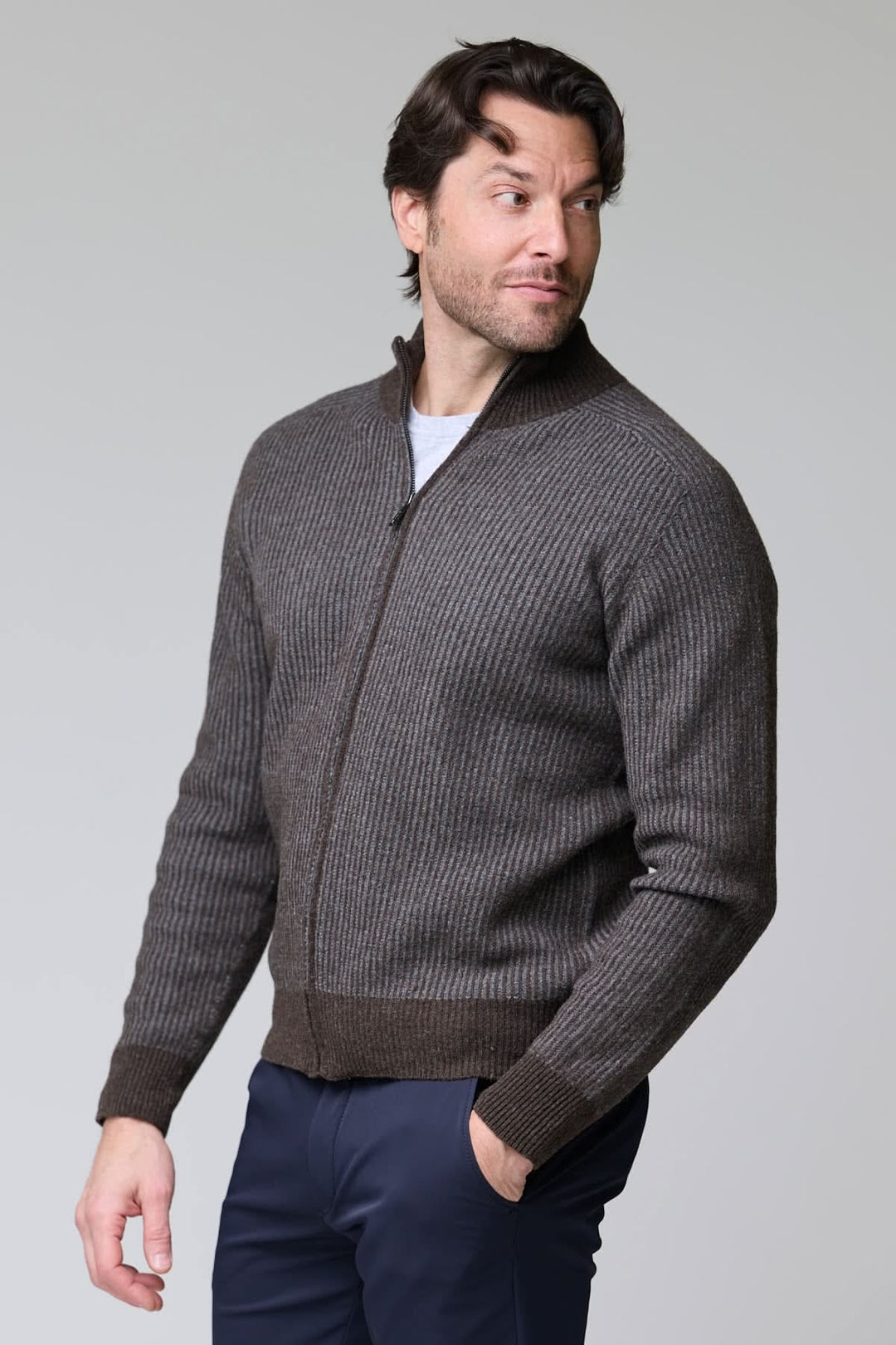 Homme portant un chandail à demi-glissière torsadé en laine mérinos, élégant et confortable.