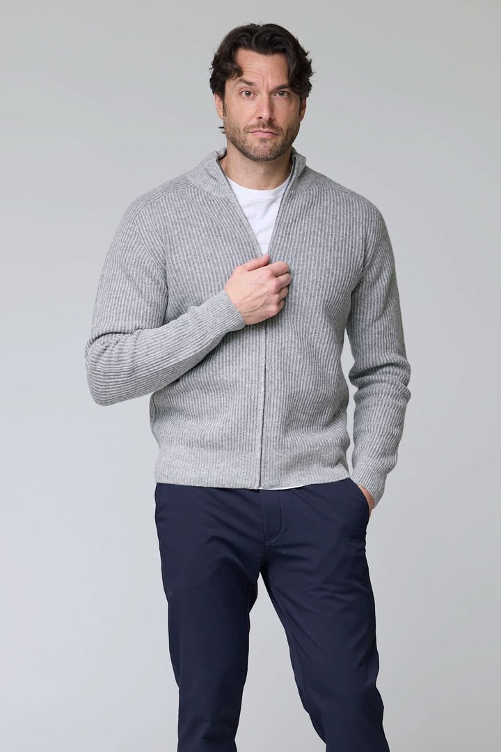 Homme portant un chandail à demi-glissière torsadé en laine mérinos gris, vêtements élégants, chaud et raffiné pour un style intemporel.