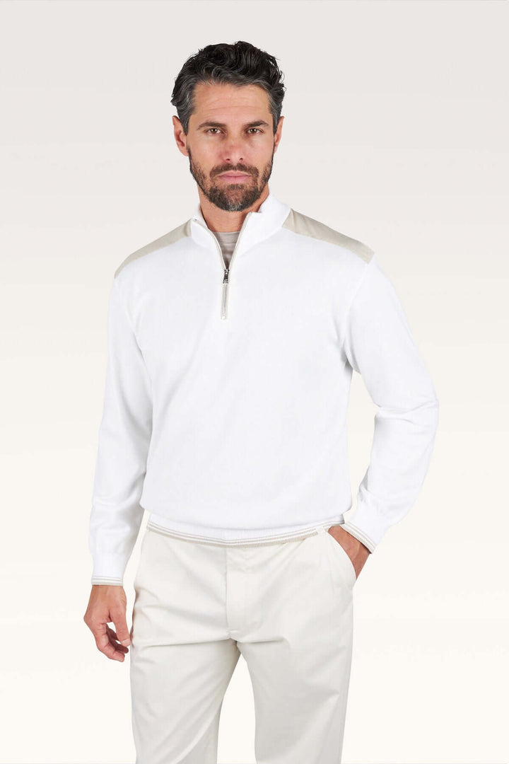 Homme portant un chandail à demi-zip blanc, coupe droite, style décontracté chic.