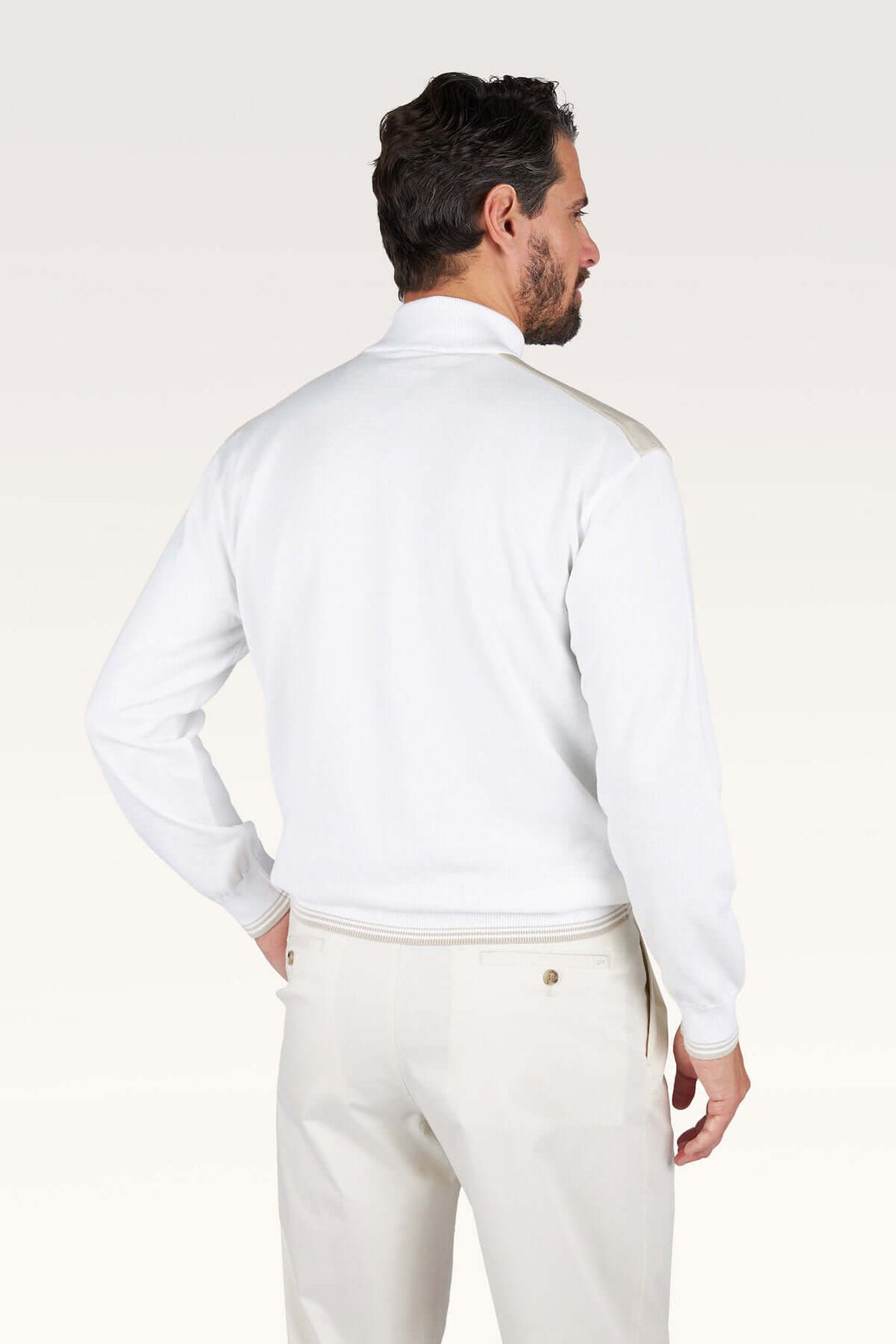 Homme portant un chandail à demi-zip blanc, vue arrière, coupe droite.