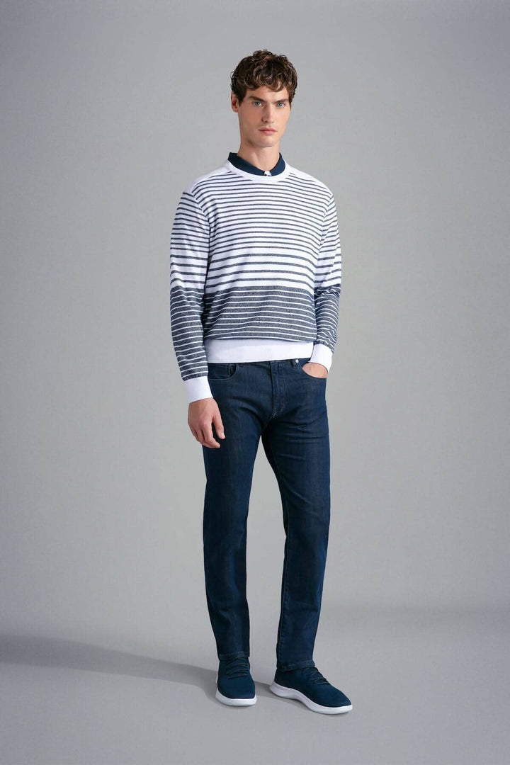 Homme portant un chandail rayé en coton Paul &amp; Shark Riviera, jeans foncés et baskets, style élégant.