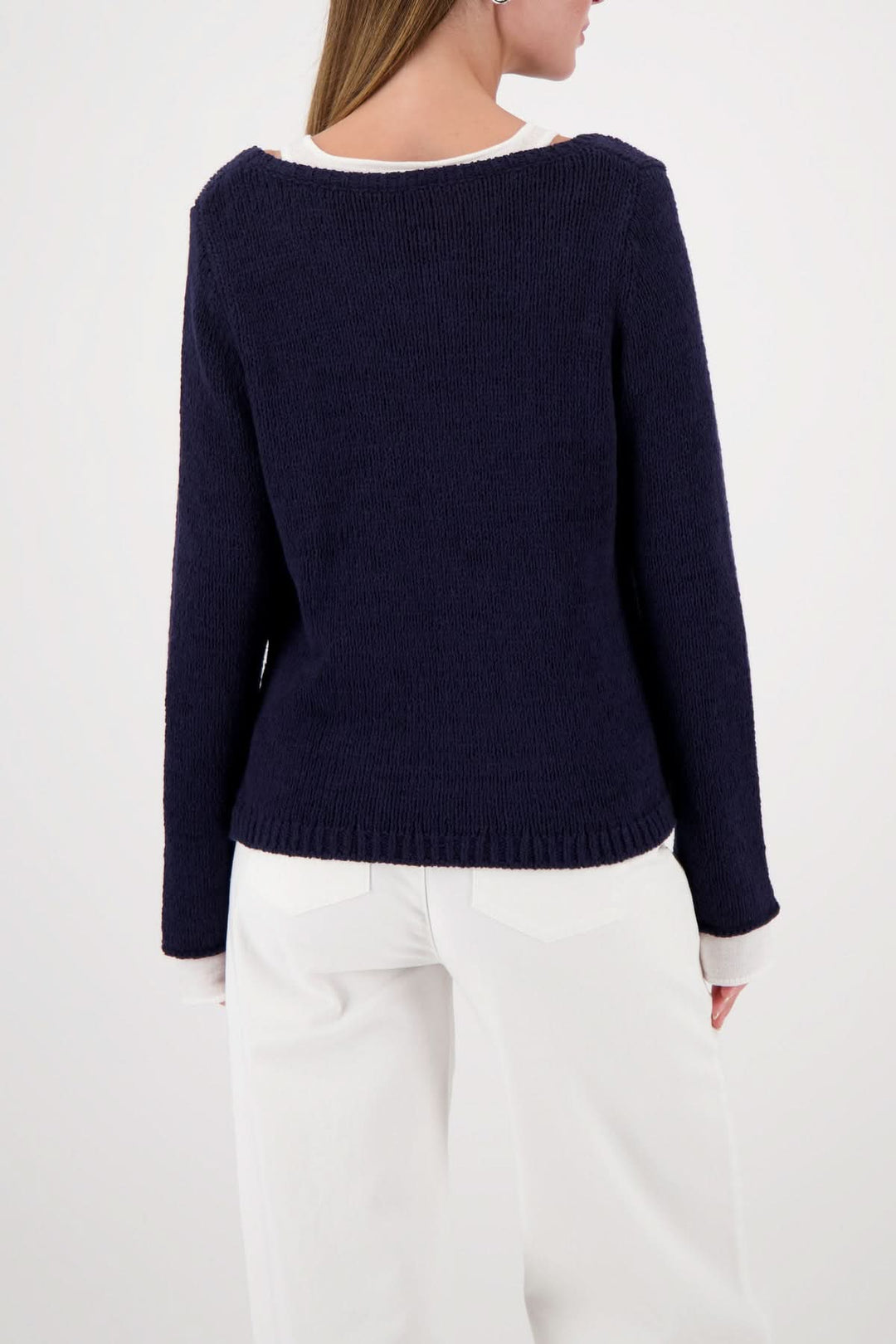 Vue arrière du chandail à effet superposé col rond avec finitions contrastantes, parfait pour un look moderne et polyvalent.