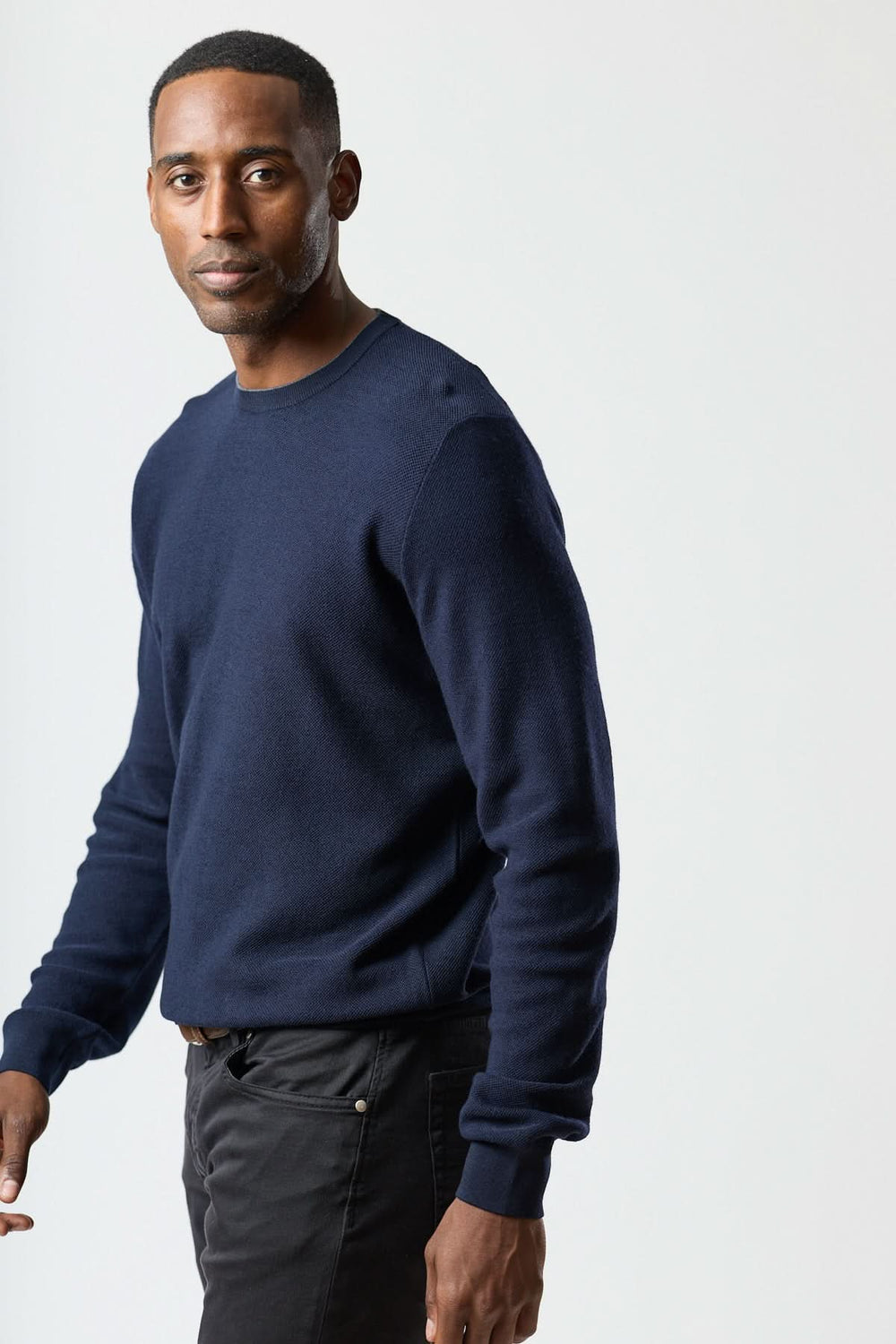 Homme portant un chandail en laine à col rond Corneliani, bleu, style élégant et confortable, parfait sous un veston pour un look raffiné.