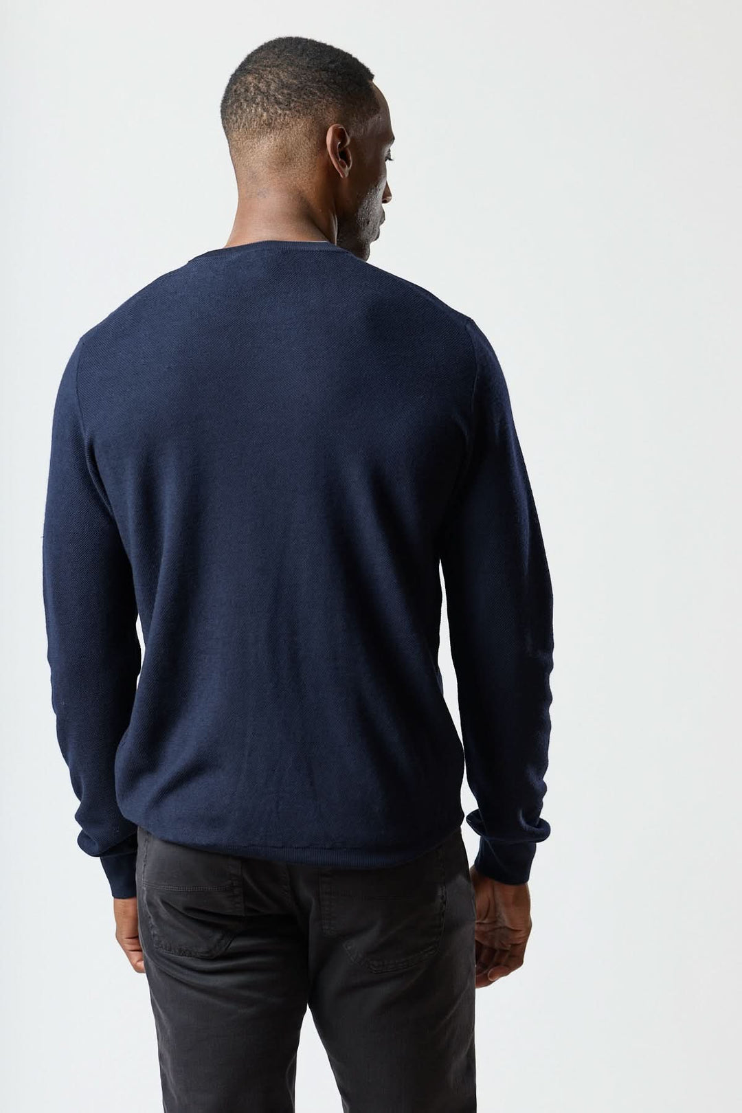 Chandail en laine à col rond Corneliani en bleu marine, confectionné en laine vierge pour un style sophistiqué et un confort optimal.