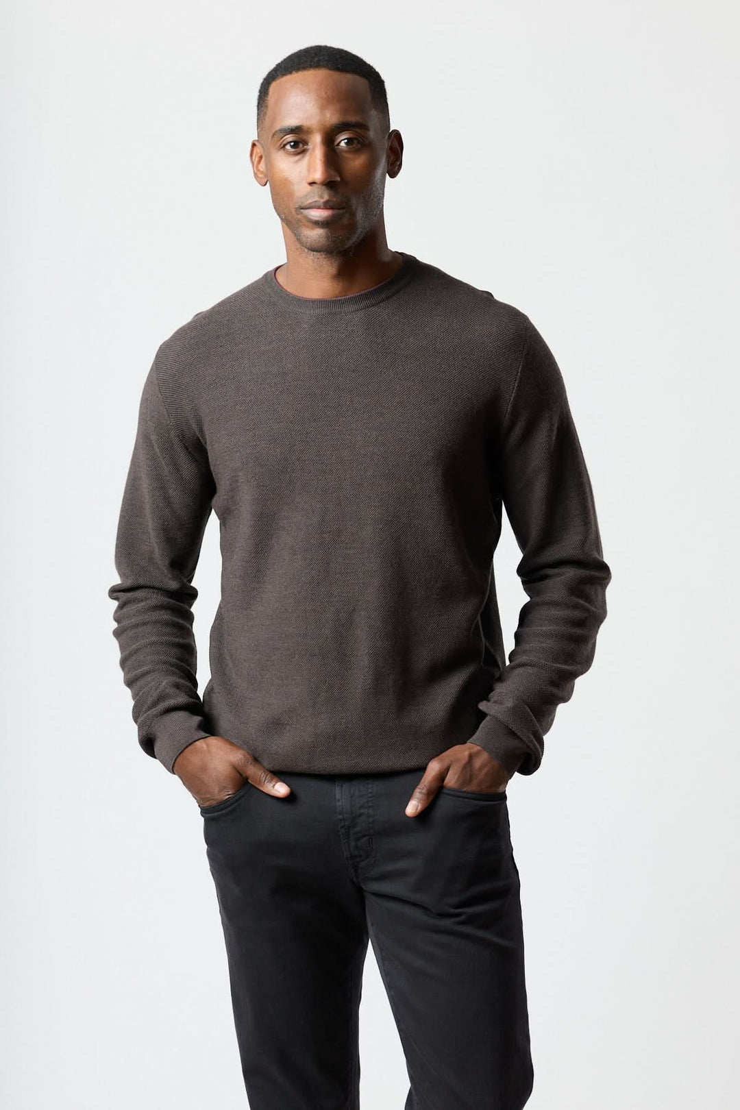 Chandail en laine à col rond pour homme, élégant et confortable.