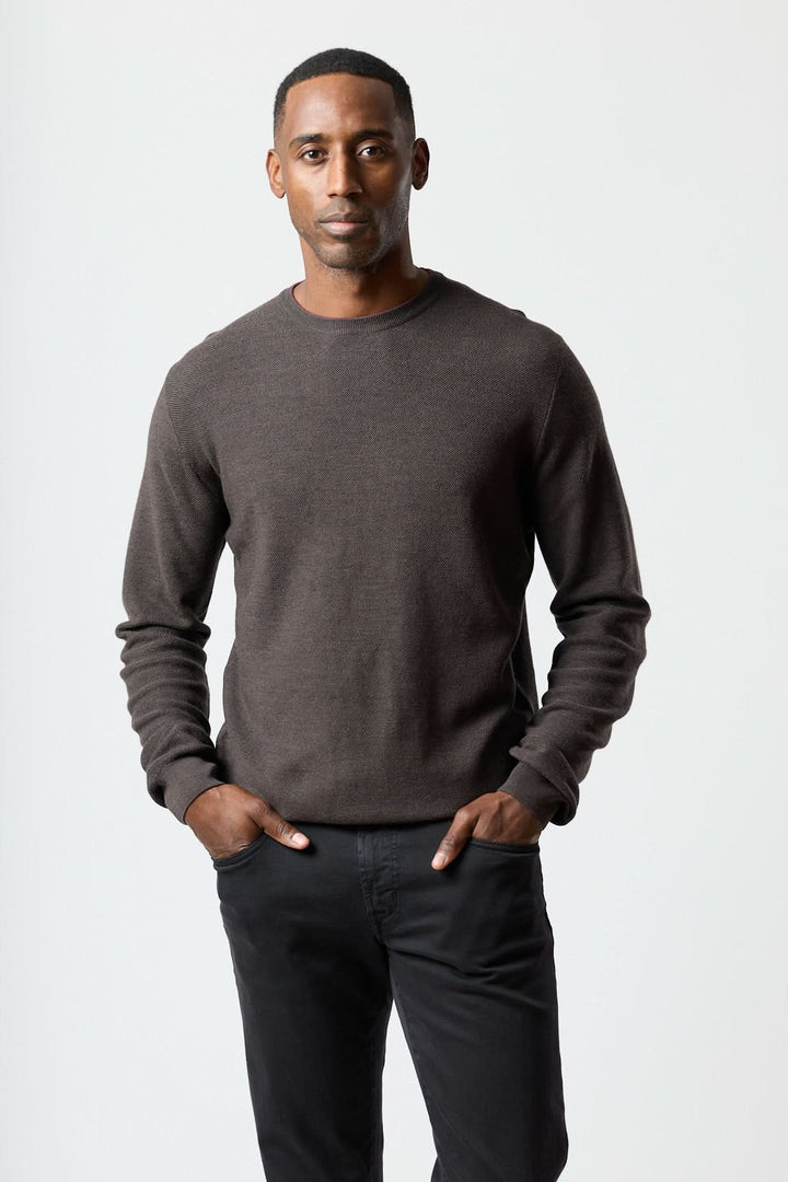 Chandail en laine à col rond pour homme, élégant et confortable.
