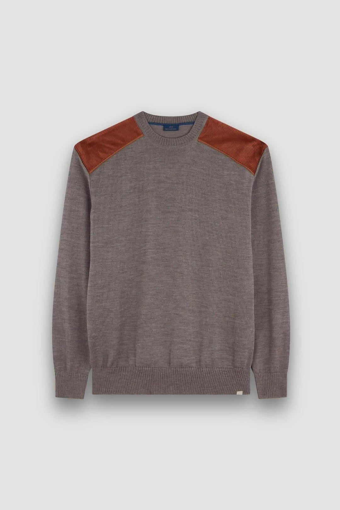 Chandail en laine mérinos avec empiècements côtelés aux épaules, style vintage et structuré, idéal avec un chino clair ou pantalon en velours.