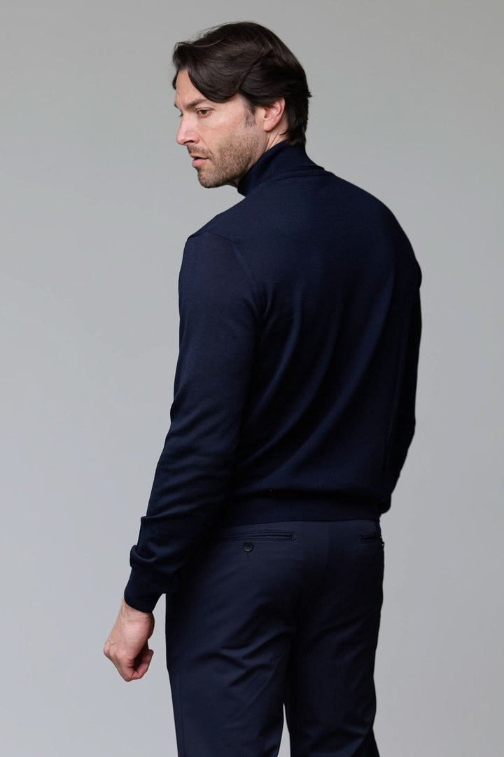 Chandail en laine mérinos fine pour homme, vue de dos, en couleur sombre avec manches longues et coupe ajustée, style élégant et intemporel.