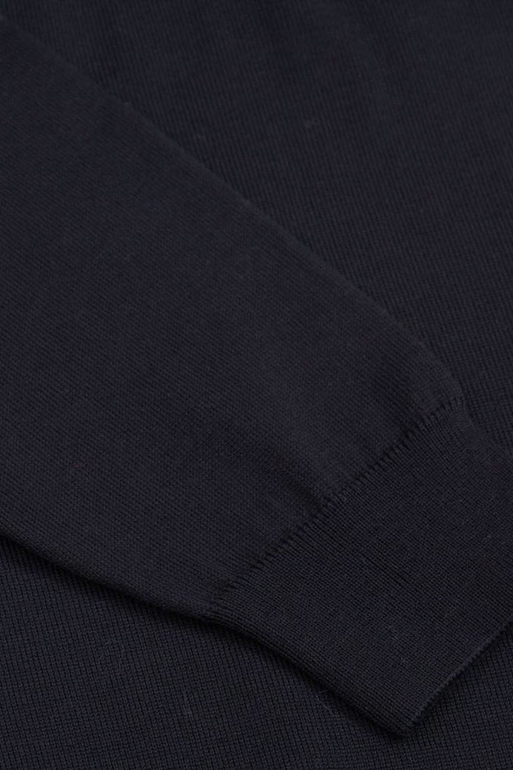 Chandail en laine vierge Botto, coupe régulière, col rond, détail manche, couleur noire, parfait pour un vestiaire masculin moderne.