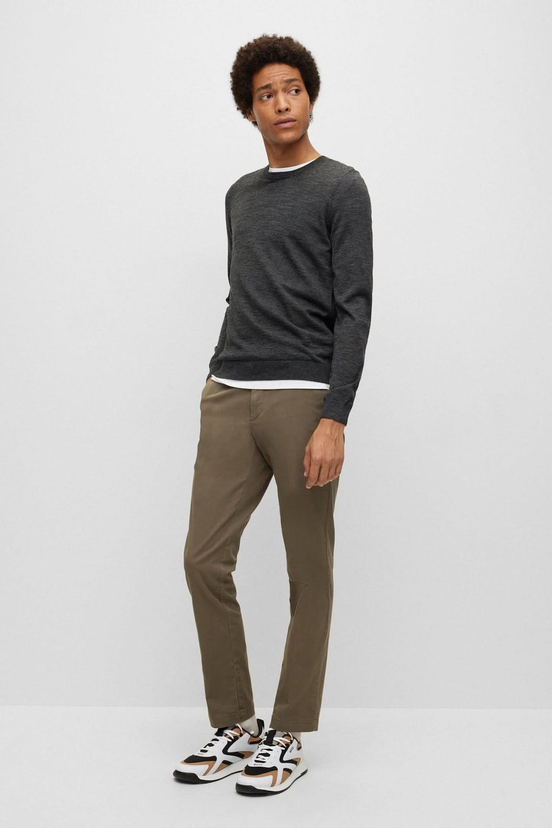 Chandail en laine vierge Leno pour homme, élégant et confortable, en laine mérinos, coupe ajustée et col rond. Idéal pour diverses occasions.