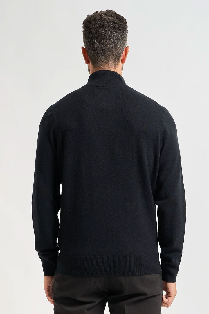 Homme portant un chandail en laine vierge à col rond coupe ajustée noir, vue de dos, élégant et polyvalent.