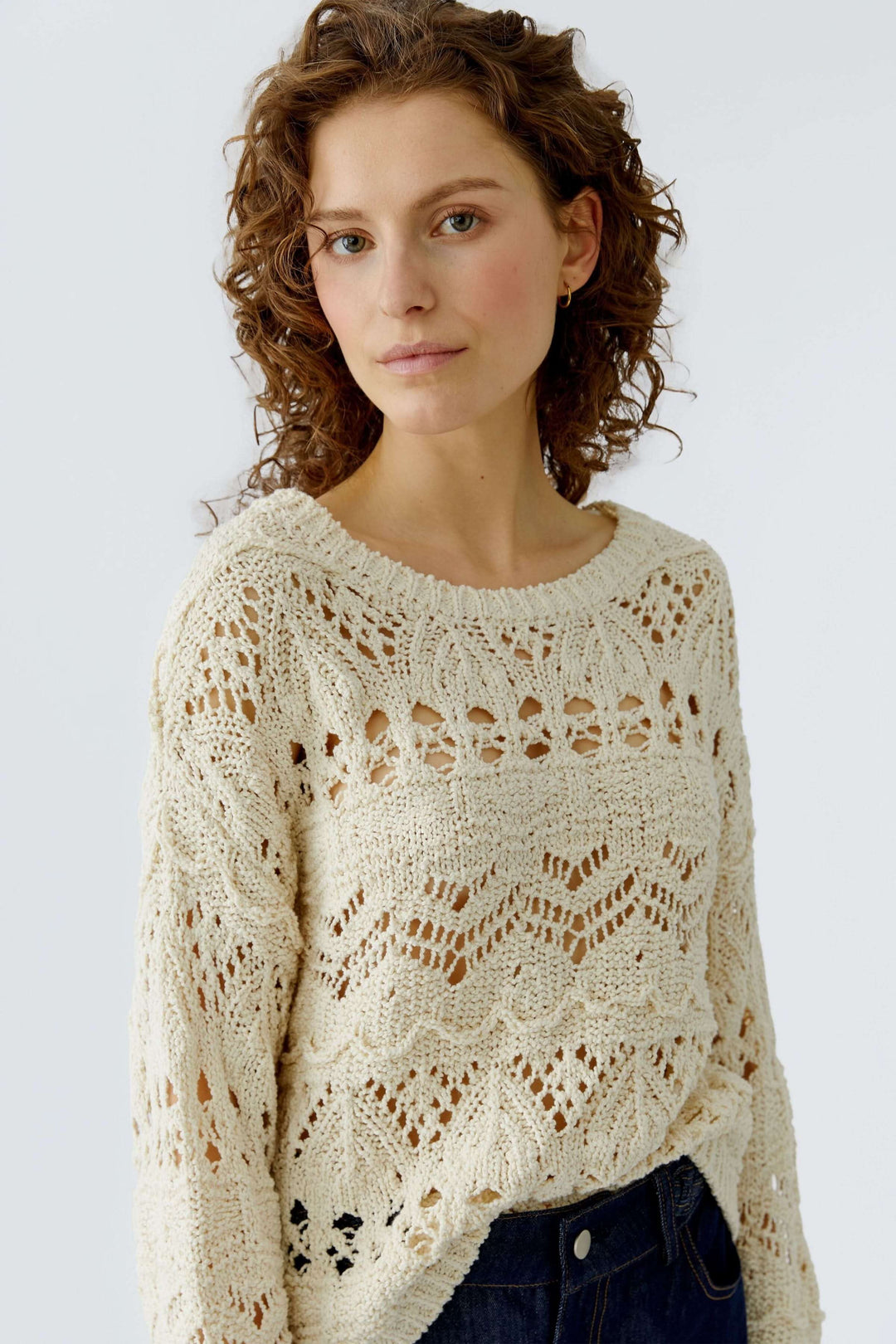 Chandail en maille ajourée, femme vue de face portant un chandail texturé avec motif travaillé, coupe décontractée et encolure ronde.