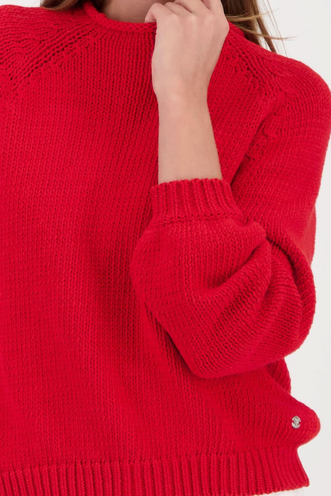 Chandail en maille col rond rouge avec coupe droite légèrement écourtée, idéal pour un look moderne et confortable.