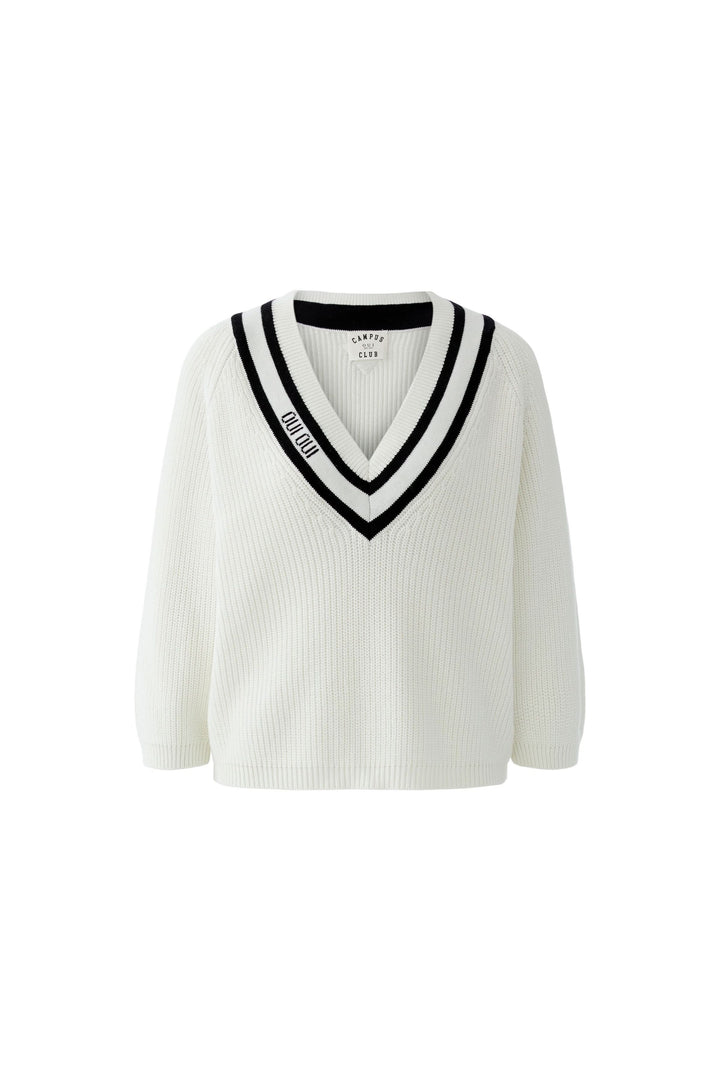 Chandail en maille encolure en V avec design collégial moderne, coupe droite pour un style polyvalent et confortable.