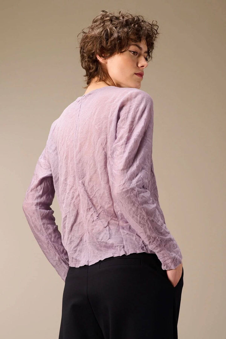 Personne portant un chandail en maille fine avec texture froissée et coupe droite, vue de dos, couleur lavande.
