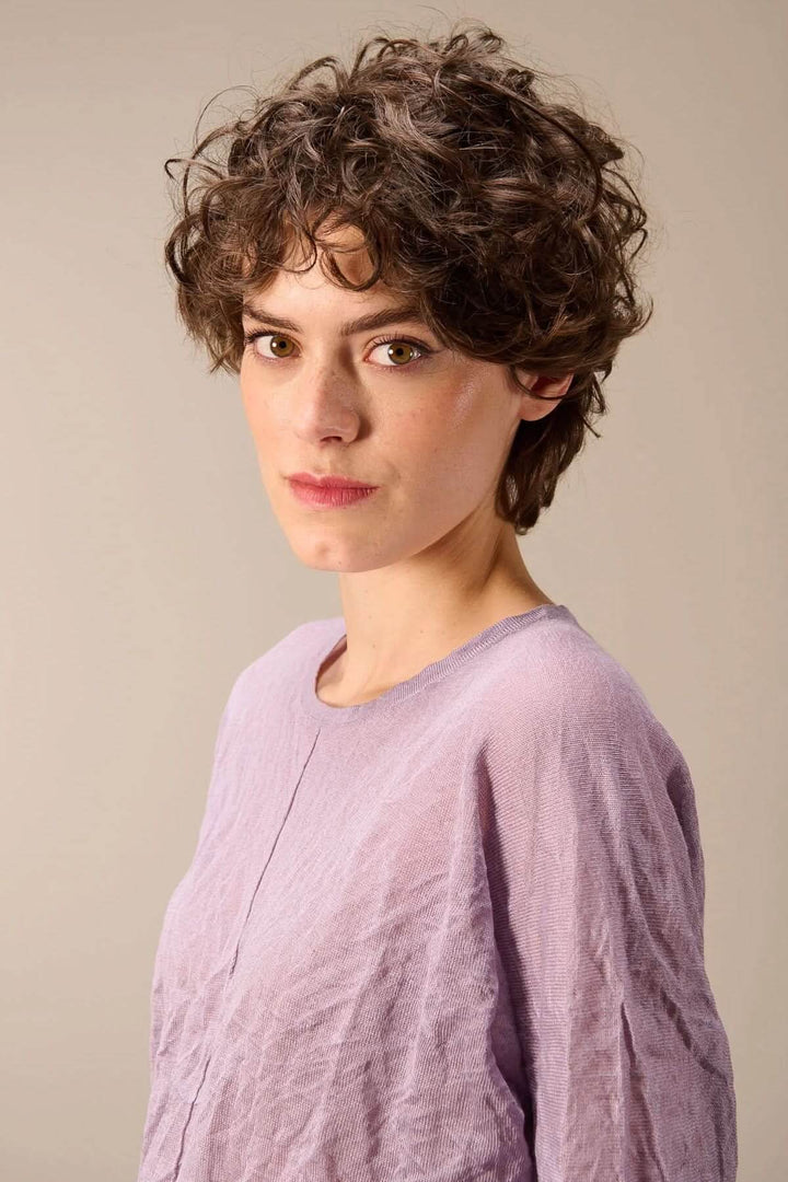 Femme portant un chandail en maille fine avec texture froissée et encolure ronde, coupe droite, couleur lavande.