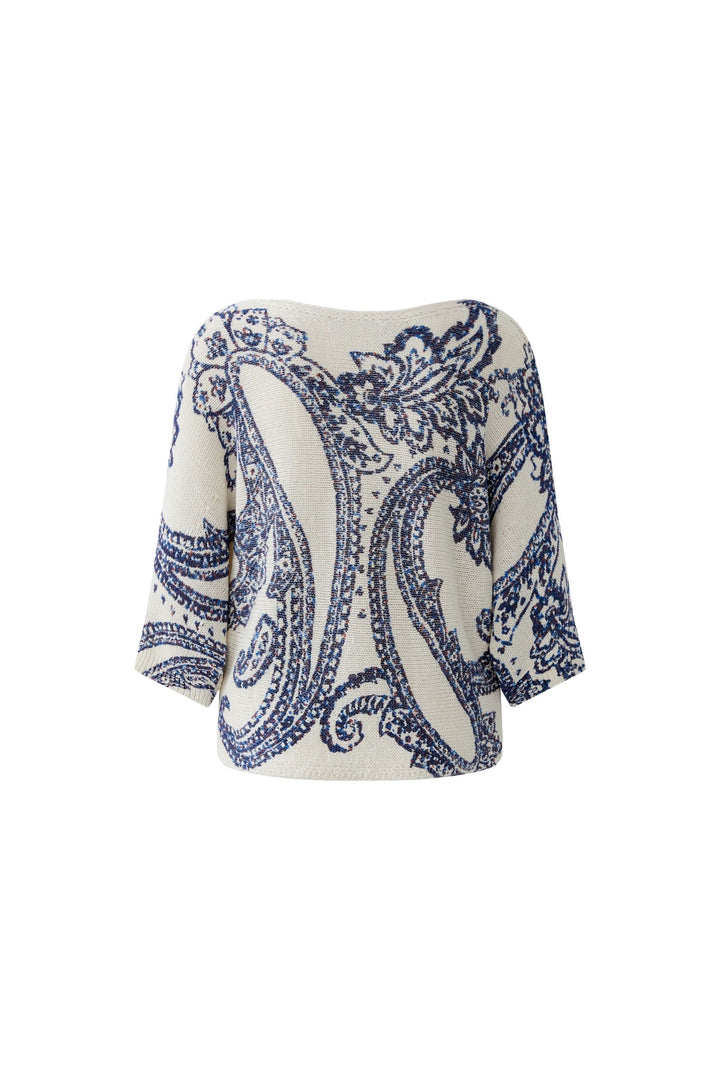 Chandail en maille à motif cachemire avec manches trois-quarts et design artistique bleu sur fond clair.
