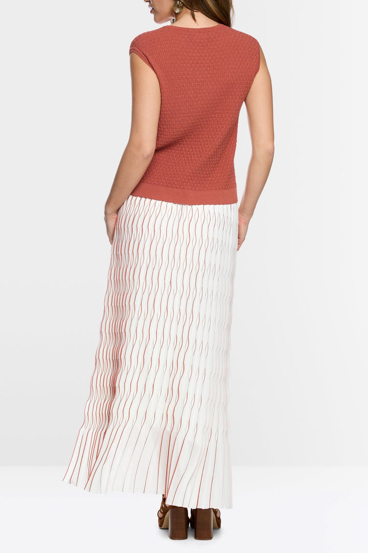 Chandail en maille texturée avec coupe ajustée et encolure arrondie, vue de dos, mettant en avant la polyvalence du style.