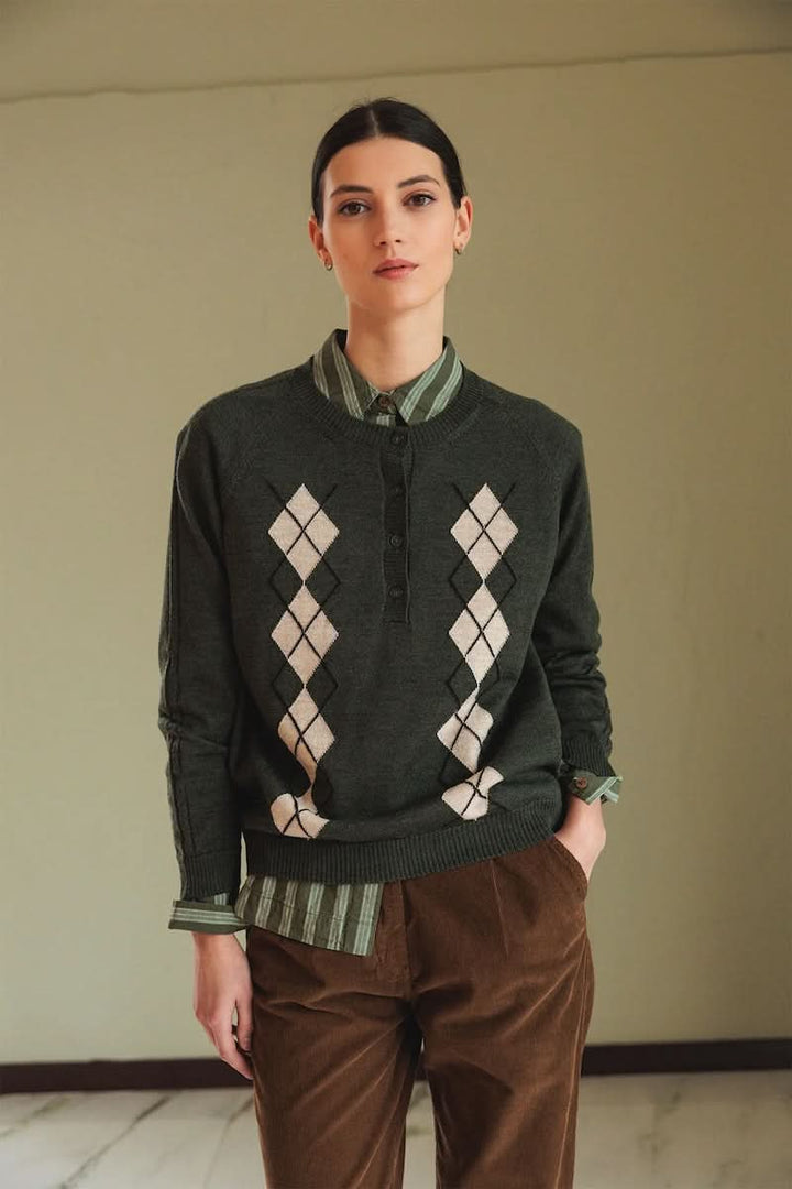 Femme portant un chandail en mérinos avec motif argyle, patte de boutonnage partielle, style preppy-chic, col rond côtelé.
